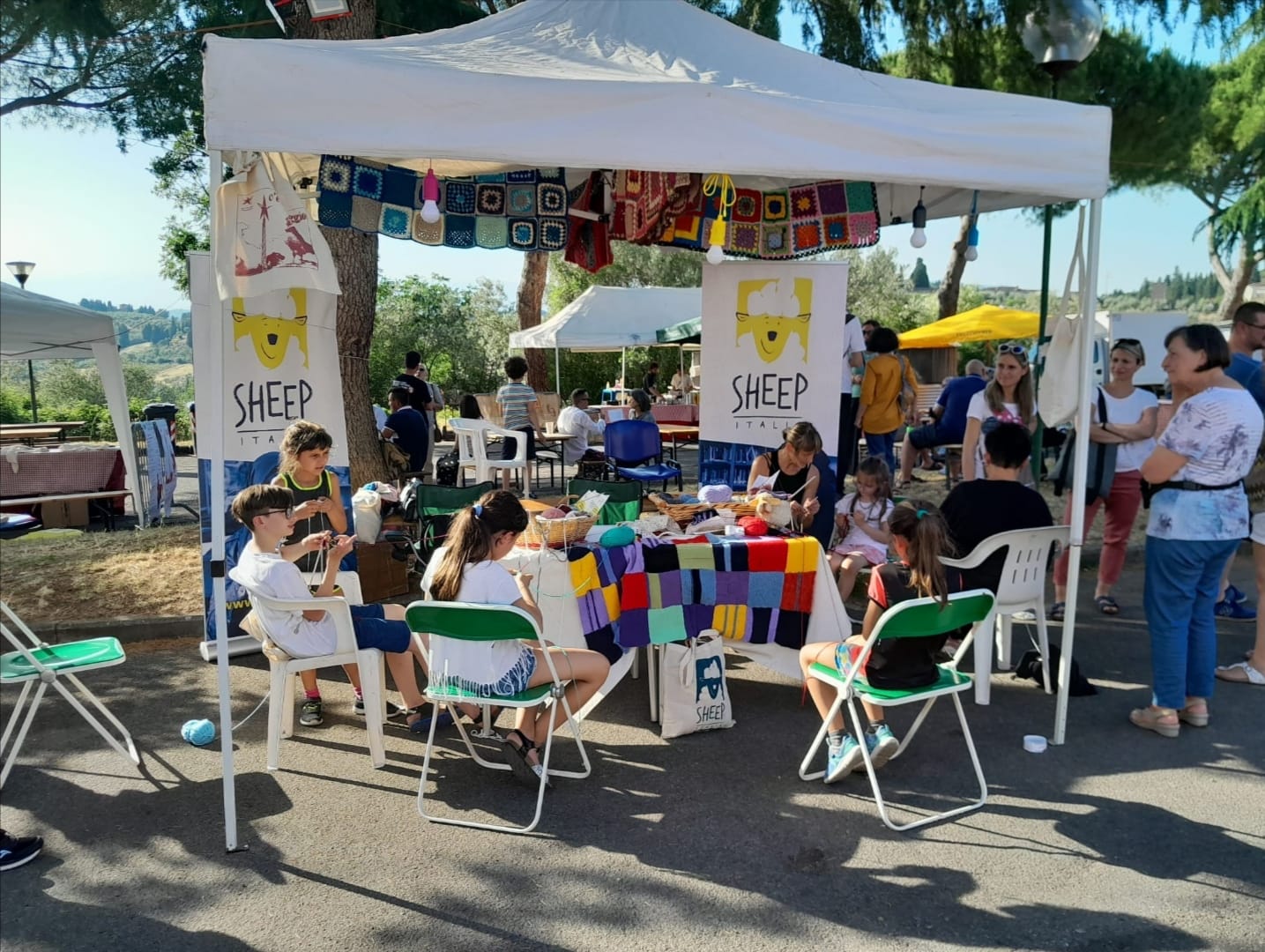 Bambini imparano a lavorare a maglia