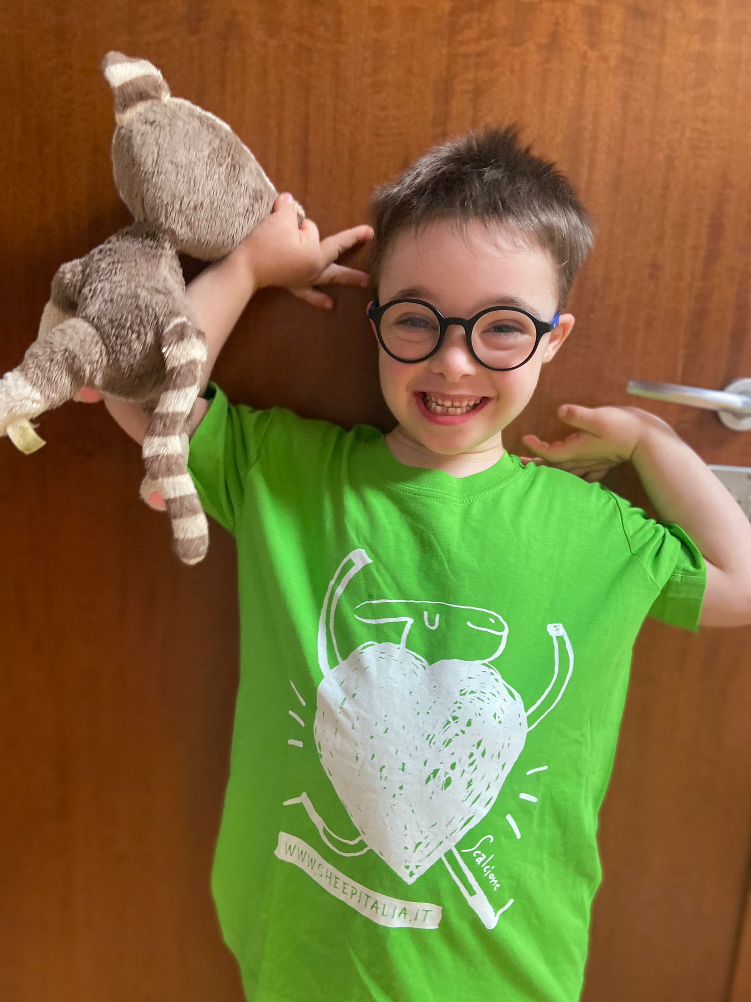 Il piccolo Gioiele felice con la maglietta _Pecora Felice_ verde