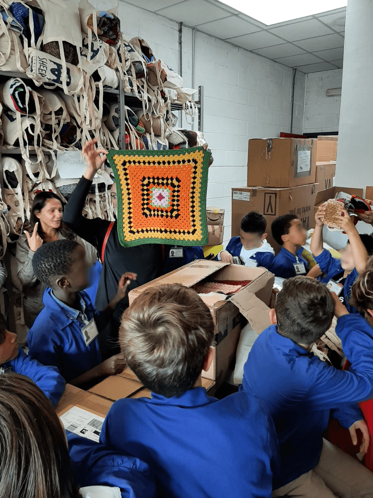 foto scuole - visita in sede Montelupo - apertura pacchi